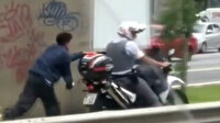 Brezilya polisinden siyahi gence insanlık dışı muamele: Motosiklete kelepçeleyip koşturdu