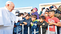 Papa Franciscus Atina’nın denize atamadığı göçmenlerle poz verdi