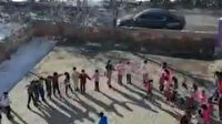 Ağrı'da ilkokul öğrencileri teneffüste halay çekiyor