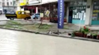 İzmir'de sağanak yağış: Yollar göle döndü