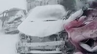 Rusya'da kar fırtınasına yakalanan 22 araç birbirine girdi