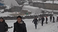 Muş'lu çocuklar kendi yaptıkları kızaklarla karın keyfini çıkarıyor