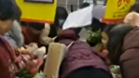 Çin'de inanılmaz görüntüler: Karantinada aç kalmamak için birbirlerine girdiler
