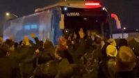Bursasporlu taraftarlar takım otobüsünün önünü kesti