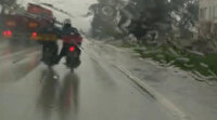 Hatay'da benzini biten motosiklete ayağı ile iterek destek verdi