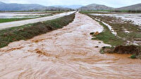 Aracını kurtarmak isterken akıntıya kapılan sürücü ölümden döndü