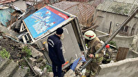 Virajı alamayan kamyonet gecekondunun üzerine devrildi