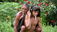 Dünya bu fotoğrafı konuşuyor: Amazon'da aşı için babasını saatlerce sırtında taşıdı