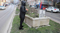 Edirne’de şaşırtan görüntü: Cadde ortasındaki mezarlar dikkat çekiyor