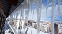 Bitlis'te Sibirya soğukları: Çatılarda iki metrelik buz sarkıtları oluştu