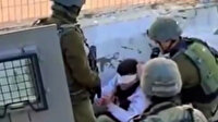 İşgalci İsrail güçleri iki öğrencinin gözlerini bağlayarak gözaltına aldı