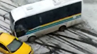 Zonguldak'ta kar nedeniyle kayan otobüs taksiye çarptı: O anlar kamerada