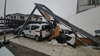 Galeri sitesinin demir çatısı çöktü: 23 araç hasar gördü