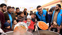 CZN Burak İdlib'de savaş mağduru çocuklar için yemek pişirdi