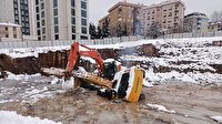 Ataşehir'de kepçe su ve buz dolu çukura gömüldü: Operatör hayatını kaybetti
