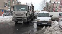 Arnavutköy'de kar nedeniyle terk edilen açarlar yollardan çekiliyor