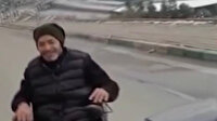 Bursa'da motokurye aküsü biten engelli aracını motosikletiyle çekti