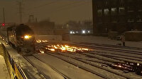 ABD'de buz tutan tren rayları ateşe verildi