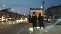 Kağıt toplayan aracın arkasında ölümle dans
