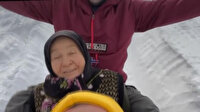 Düzce'de 80 yaşındaki Safinaz teyze karın keyfini kayarak sürüyor: Yırmağa gideyruk teyze
