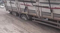 Iğdır'da yol çöktü ot yüklü kamyon çukura saplandı