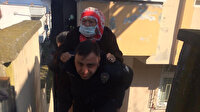 Polis 95 yaşındaki yaşlı kadını sırtında taşıyarak kurtardı