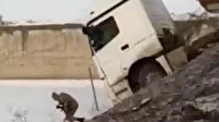 Buzlu yolda kayan tanker devrildi görevli asker son anda kurtuldu; o anlar kamerada