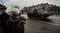 Ukrayna’da halk cepheden dönen tankları sevgiyle karşıladı