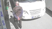 Elazığ'da kaldırımdan yola inen yayaya minibüs çarptı
