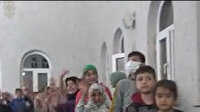 Aksaray'da teravih namazı için camiye gelen çocuklara atıştırmalık ikram ediliyor