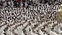 Kabe'de binlerce Müslüman sosyal mesafesiz bayram namazı kıldı