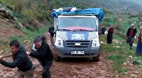 Çamura saplanan minibüsteki 50 kişiyi AFAD ekibi kurtardı