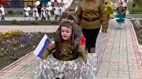 Zafer Günü geçit töreninde savaş uçağı ve tank kılığına giren çocuklar