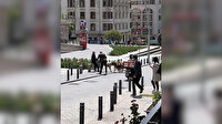 İstanbul’un turistik noktalarından Şişhane’de başıboş köpeklerin oluşturduğu panik kamerada
