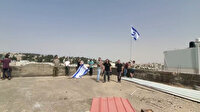 Yahudi yerleşimciler Akile'nin cenazesindeki Filistinlilere ait binayı işgal edip İsrail bayrağı astı