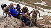 Kayalıklardan düşen vatandaşın yardımına jandarma yetişti: Askeri helikopterle hastaneye kaldırıldı
