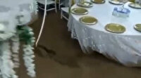 Burdur'da sele düğünde yakalandılar: Masaların üzerine çıkarak kurtuldular