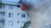 İstanbul Sancaktepe'de 4 katlı binanın çatı katı alev alev yandı
