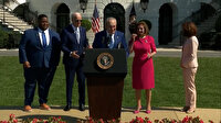 ABD Başkanı Joe Biden senatörle tokalaştığını unutup tekrar elini uzatıyor