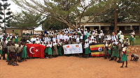Türk gönüllü öğrenciler Uganda'da yardım faaliyetlerinde bulundu