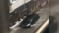 Esenyurt'ta nehre dönen yokuşta vatandaşın kovayla tahliye çabası