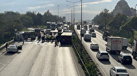 Kocaeli'de minibüsle çarpışan tır devrildi: D-100'ün Ankara istikameti ulaşıma kapandı