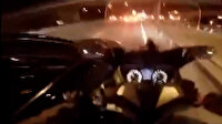 Motosikletli sürücünün bariyerlere sıkıştığı kaza anı kask kamerasında