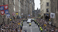 İskoçya'da 'Monarşiyi kaldır' yazılı pankart tutan kadın tutuklandı