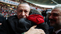 Cumhurbaşkanı Erdoğan kendisine sevgi gösterisinde bulunan çocuğu kucakladı