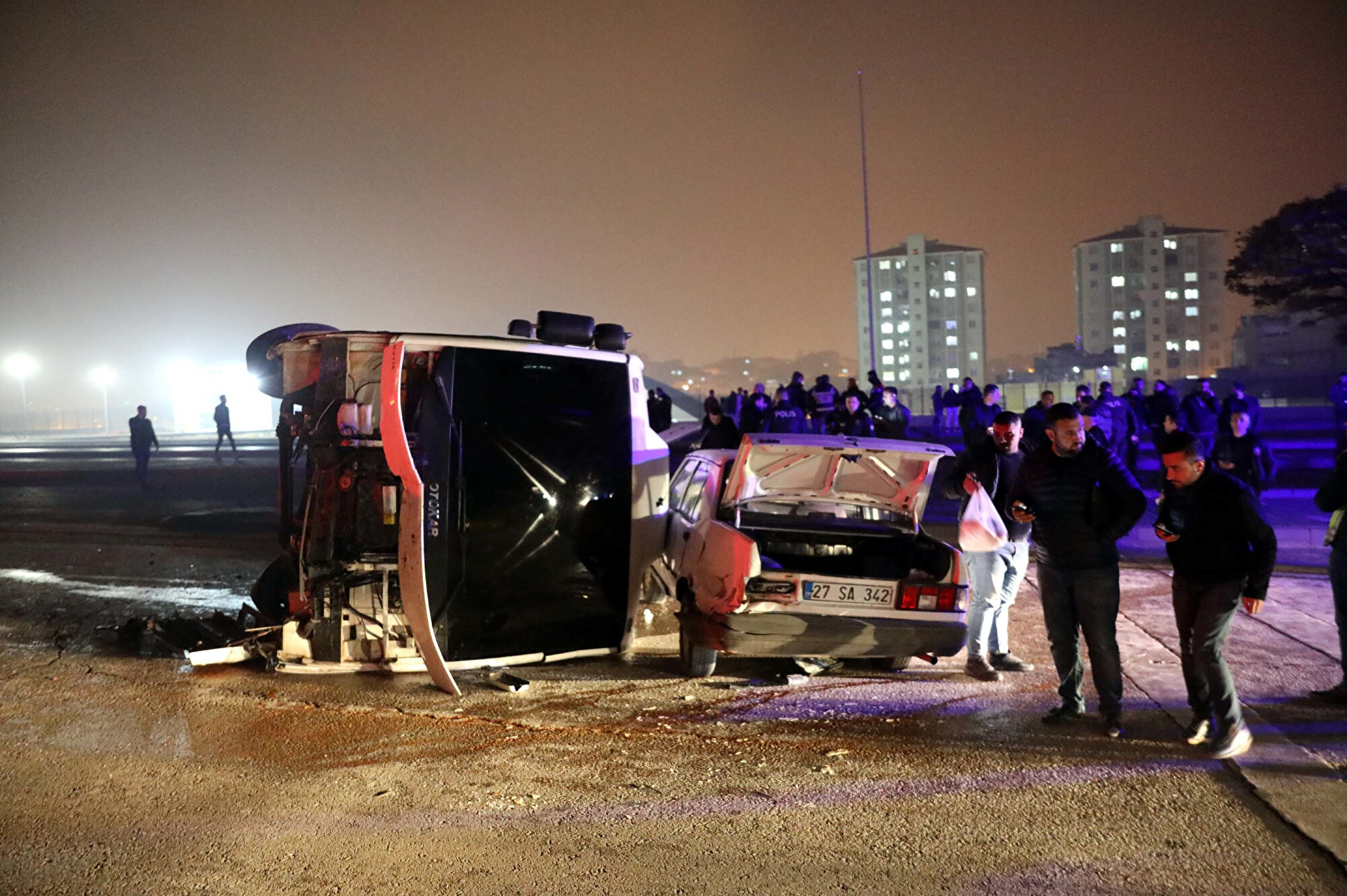 gaziantepte çevik kuvvet aracı kaza yaptı beşi polis altı yaralı