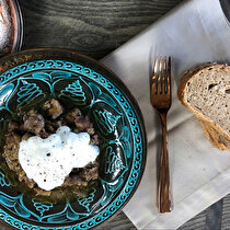 Yoğurtlu Tas Kebabı