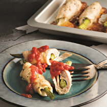 Kuşkonmazlı Tavuk Sarma ve Domates Sos