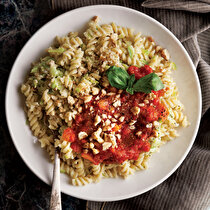 Kabak ve Domates Soslu Makarna