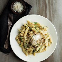 Taze Otlu ve Parmesanlı Makarna